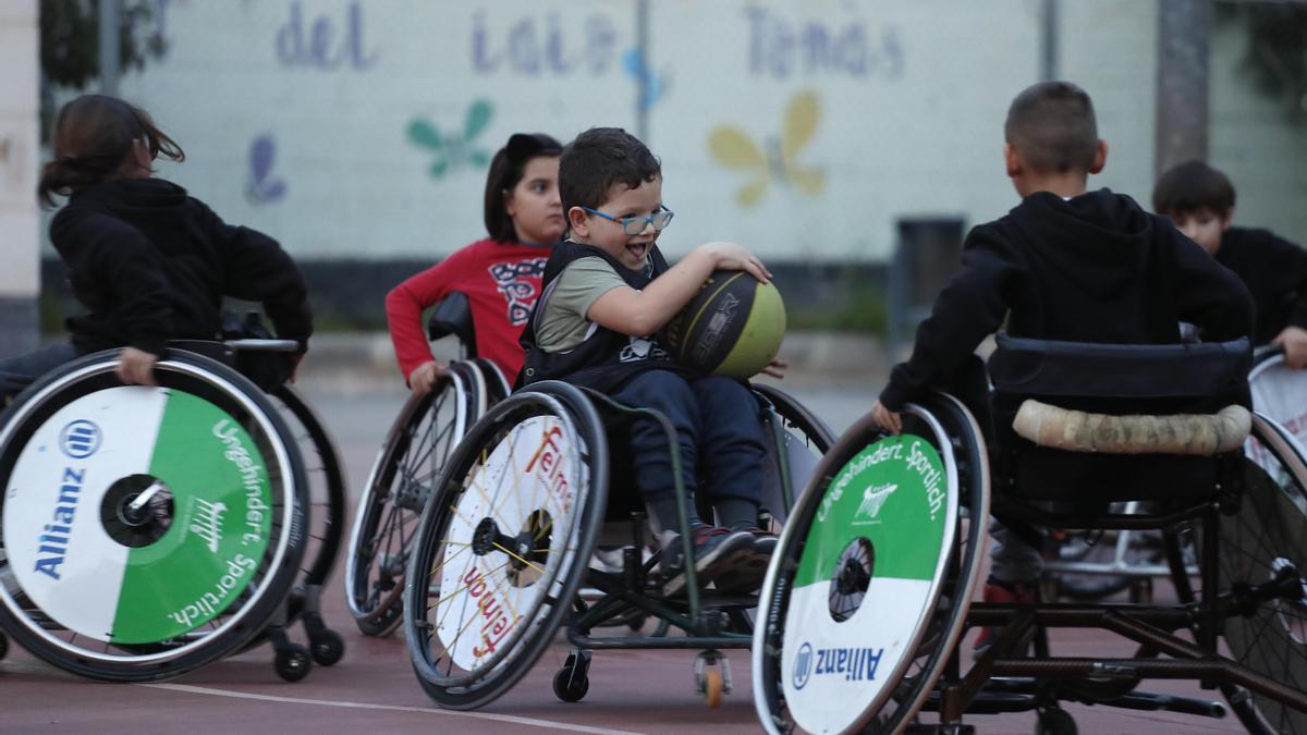 Discapacidad niños Valencia | Un clase entera se sube a la silla de ruedas  para jugar al básket con su compañero