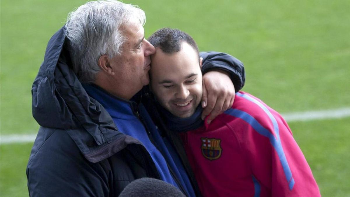 Benaiges abraza a Iniesta