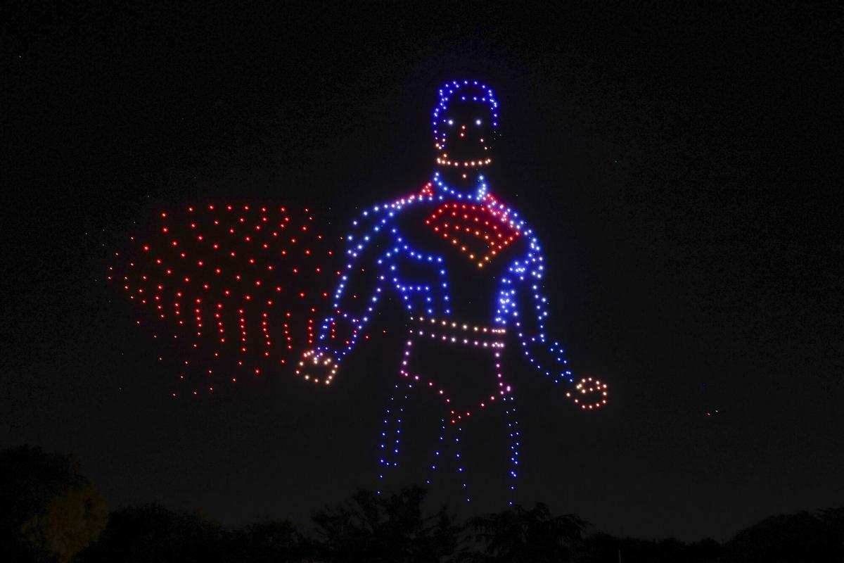 Espectacular 'show' de luces con drones en el estreno de 'Súperman'. Espectacular 'show' de luces con drones en el estreno de 'Súperman'.