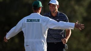 Scheffler recibe la felicitación de su cadie, Ted Scott, tras sellar su triunfo