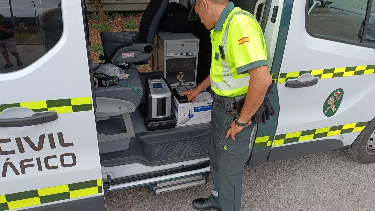 AGENTES DE LA GUARDIA CIVIL DURANTE EL CONTROL DE DROGAS Y ALCOHOL EN CASTADON.