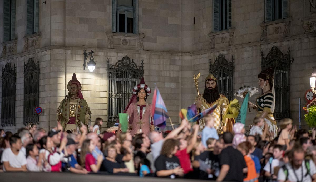 Los gegants en la plaça de Sant Jaume.