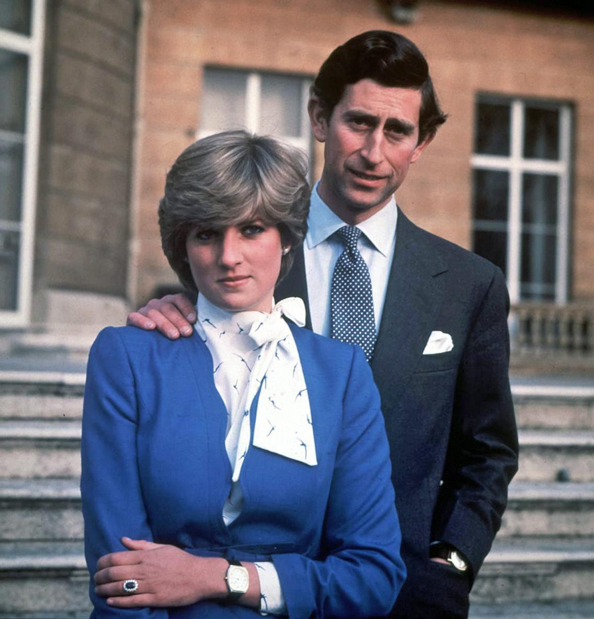 Príncipe Carlos de Inglaterra. Diana de Gales y su marido el príncipe Carlos de Gales, el 24 de febrero de 1981. En la fotografía aparece el anillo que en su día llevó la princesa Diana y que años más tarde se convirtió en el anillo de pedida de Kate Middleton