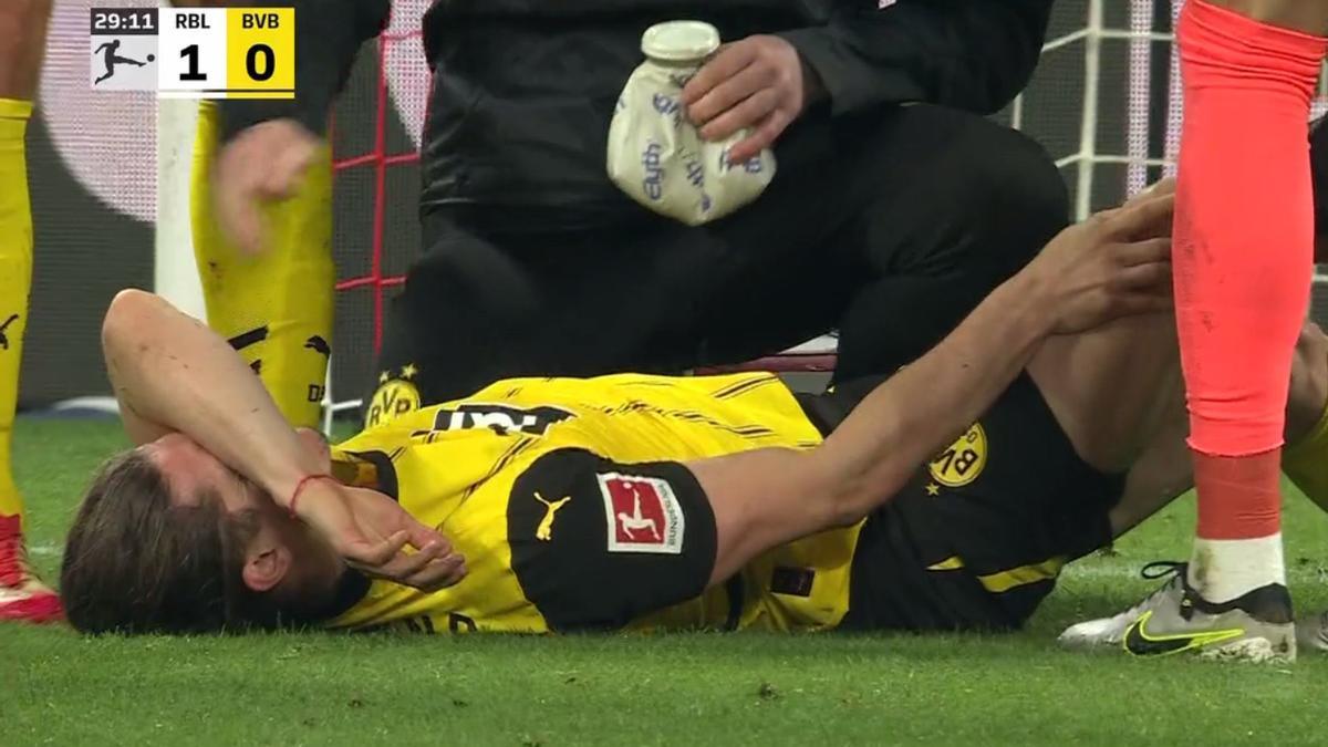 El centrocampista del Borussia Dortmund se lleva las manos a la rodilla