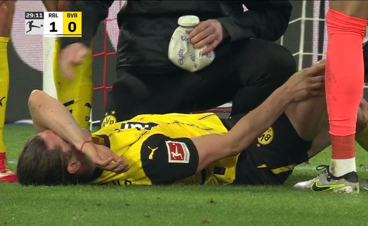 El centrocampista del Borussia Dortmund se lleva las manos a la rodilla