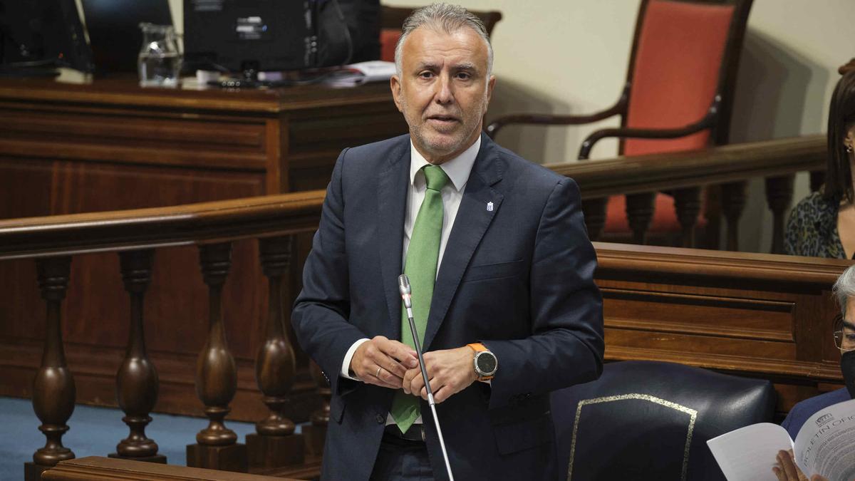 El presidente canario, Ángel Víctor Torres, interviene en el Parlamento regional.