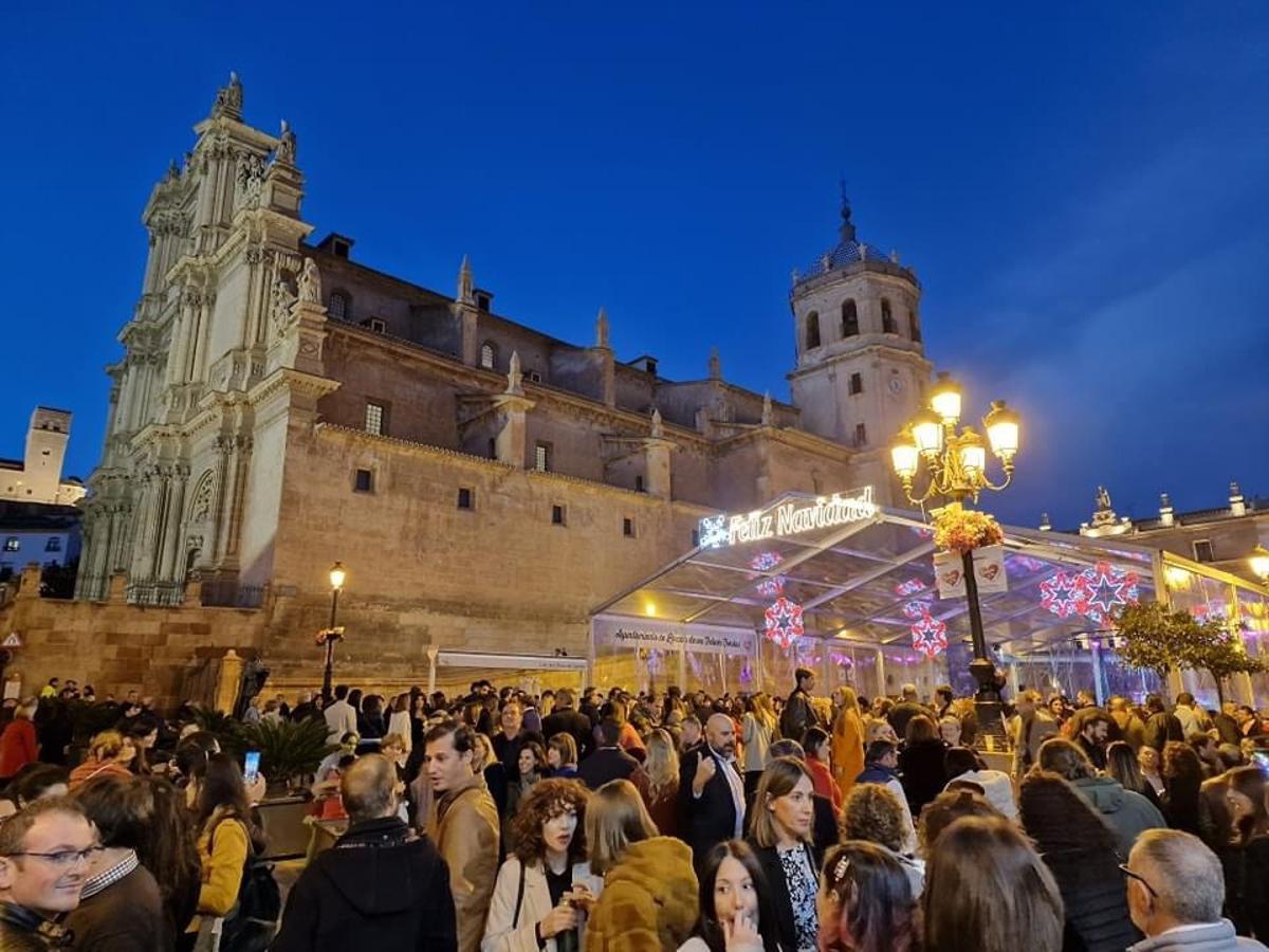 El público abarrotaba la carpa de la Navidad y llenaba las calles que rodean la Plaza de España.