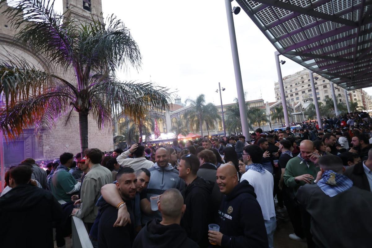 Un tardeo en la plaza de Brujas donde no cabe ni un alfiler