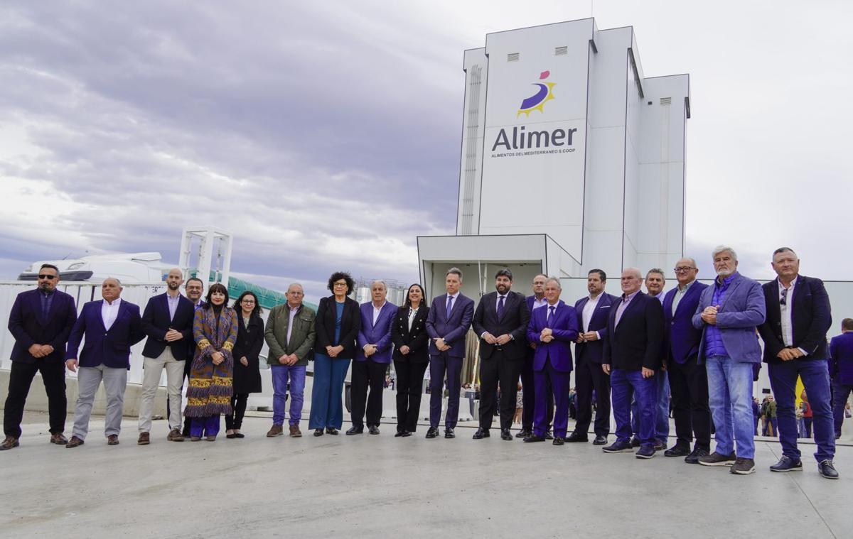 El presidente de la CARM, López Miras, y el presidente de Alimer, Julián Díaz (centro), junto al resto de autoridades e invitados durante la inauguración de las instalaciones.