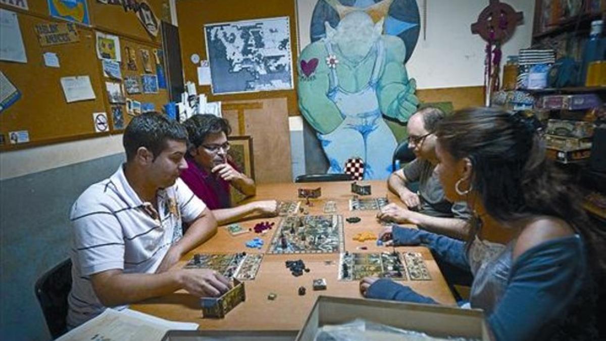 Sede del centro 8 Un grupo del colectivo de jóvenes en plena partida de un juego de rol.