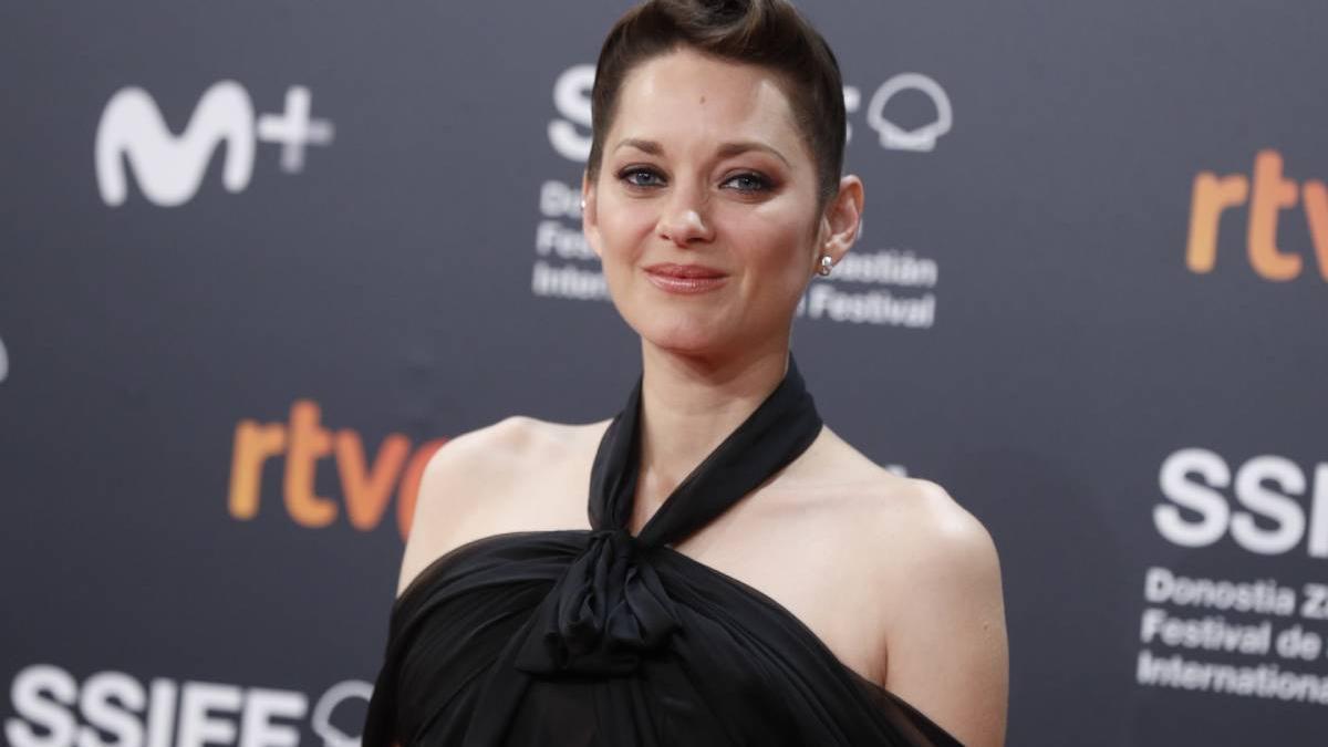 Marion Cotillard recibe el premio Donostia del Festival de San Sebastián con un elegante look en color negro