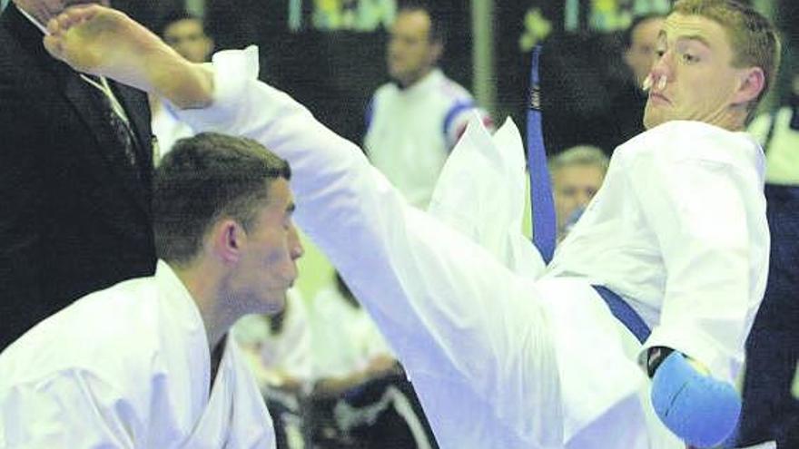 El asturiano Óscar Vázquez (derecha), que ha logrado la medalla de plata con España en kumite, durante un combate.