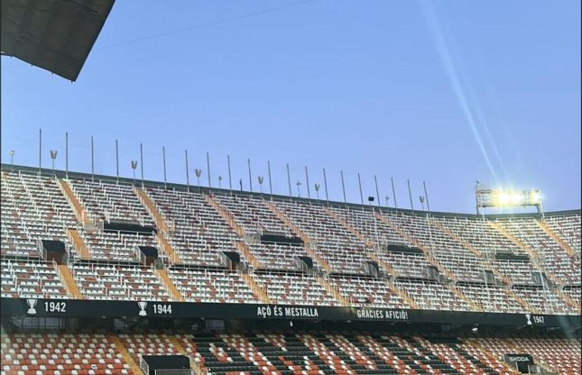 El estadio de Mestalla, el domingo, sin las banderas de los equipos de LaLiga