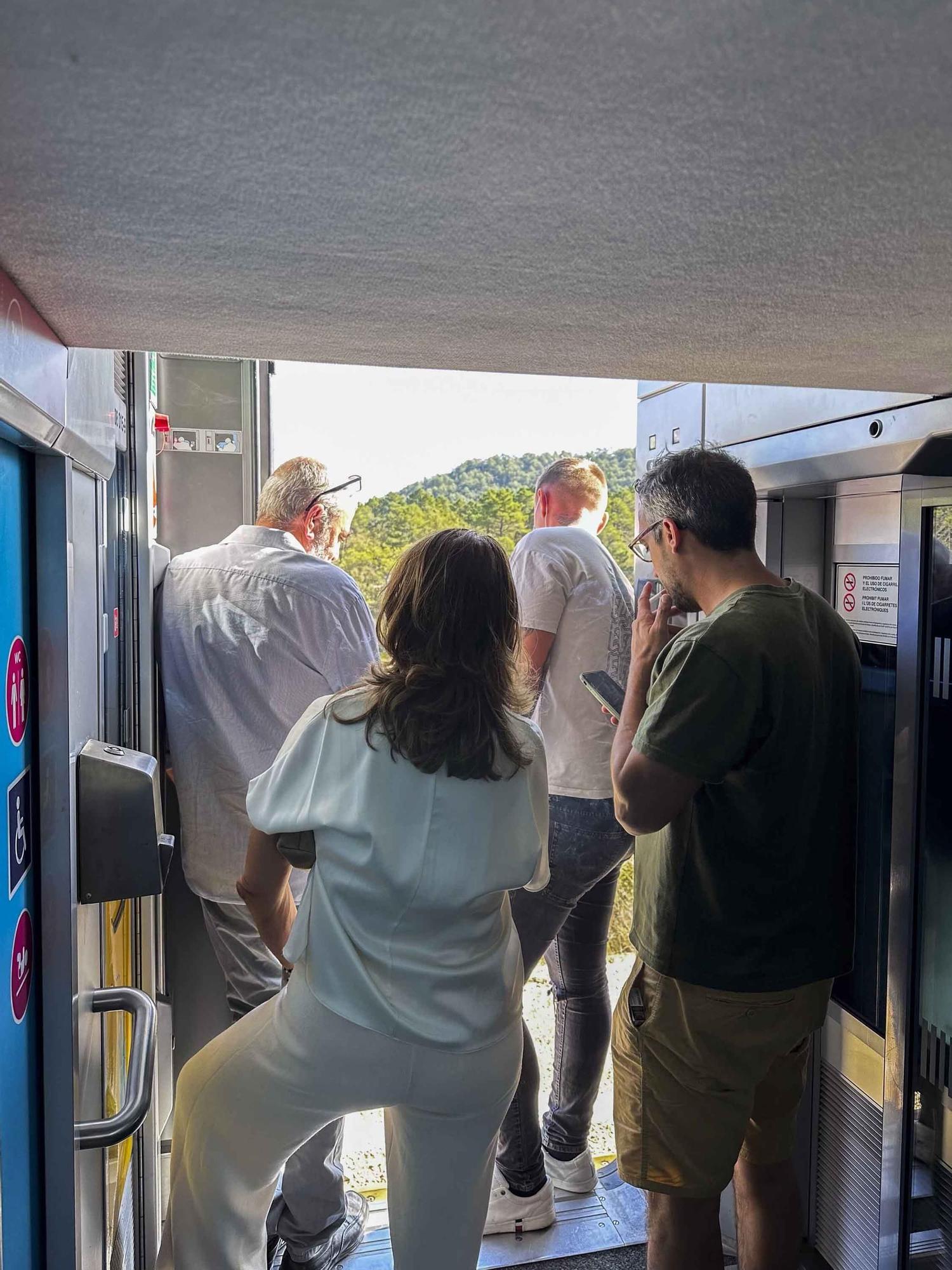 Pasajeros del AVE andando entre vías y sin soluciones en la estación de Alicante