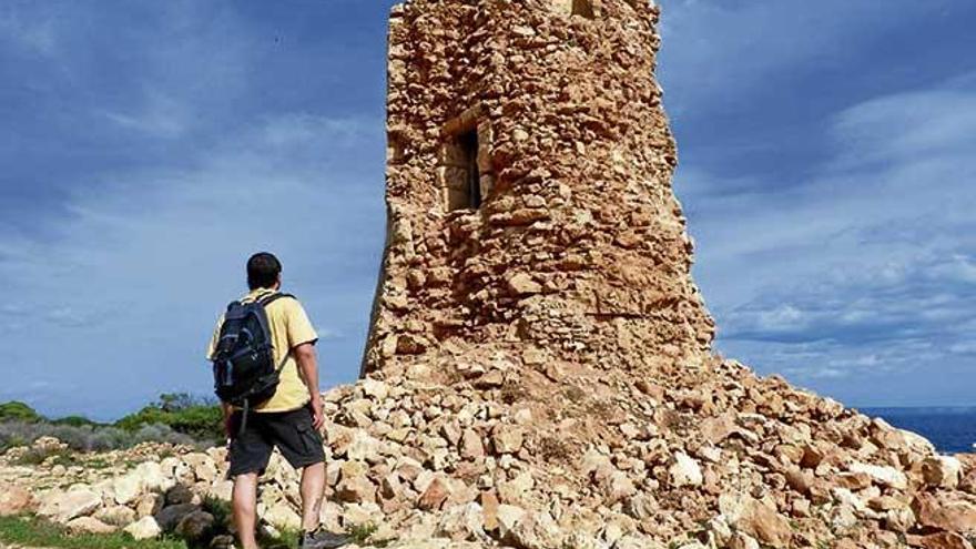 Una vista general de la torre de defensa de Cala Figuera, en el municipio de Calvià.