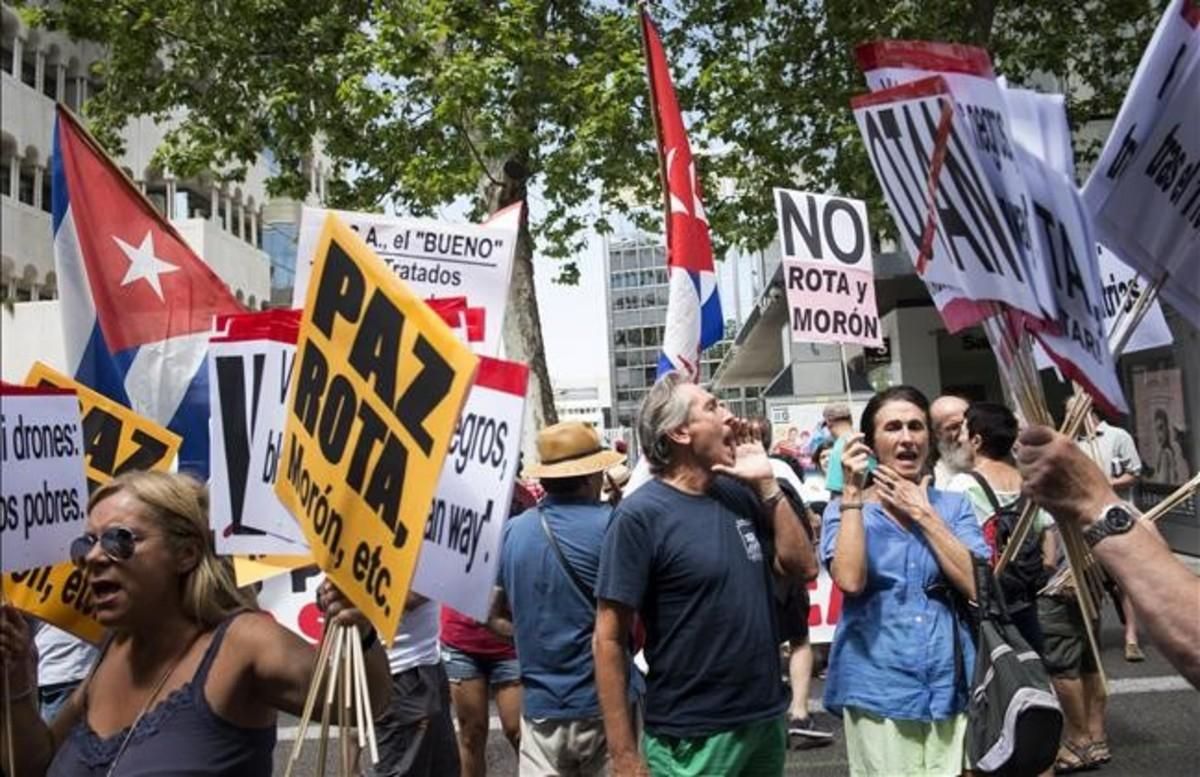 Vista de la concentración que ha tenido lugar hoy frente a la embajada de Estados Unidos en Madrid convocada por las Marchas de la dignidad para denunciar lo que consideran las mentiras del imperialismo con motivo de la visita a España del presidente de EE. UU. Barack Obama