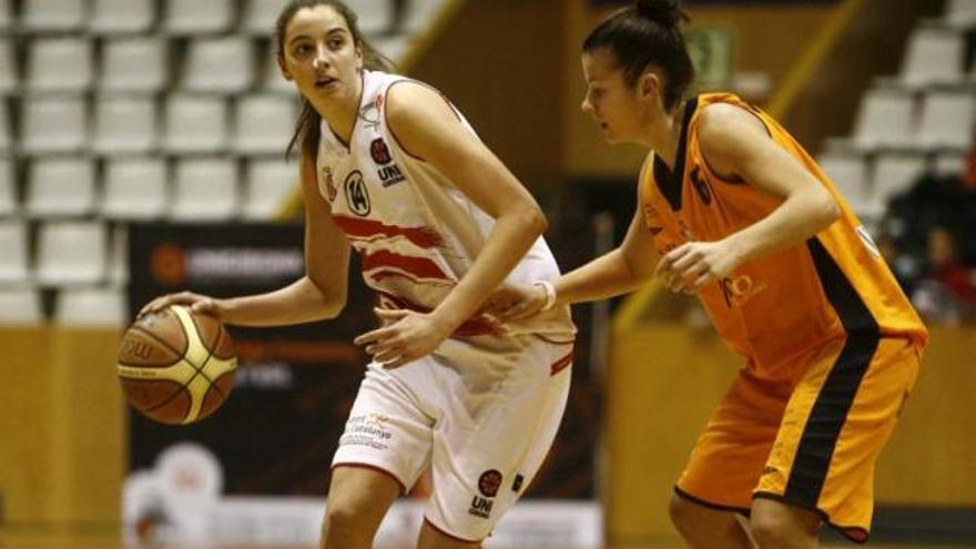 Mariona Ortiz dirige un ataque de su exequipo, el Uni Girona.