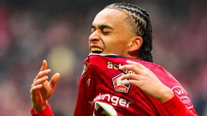 Ethan Mbappé se lamenta con la camiseta del Lille