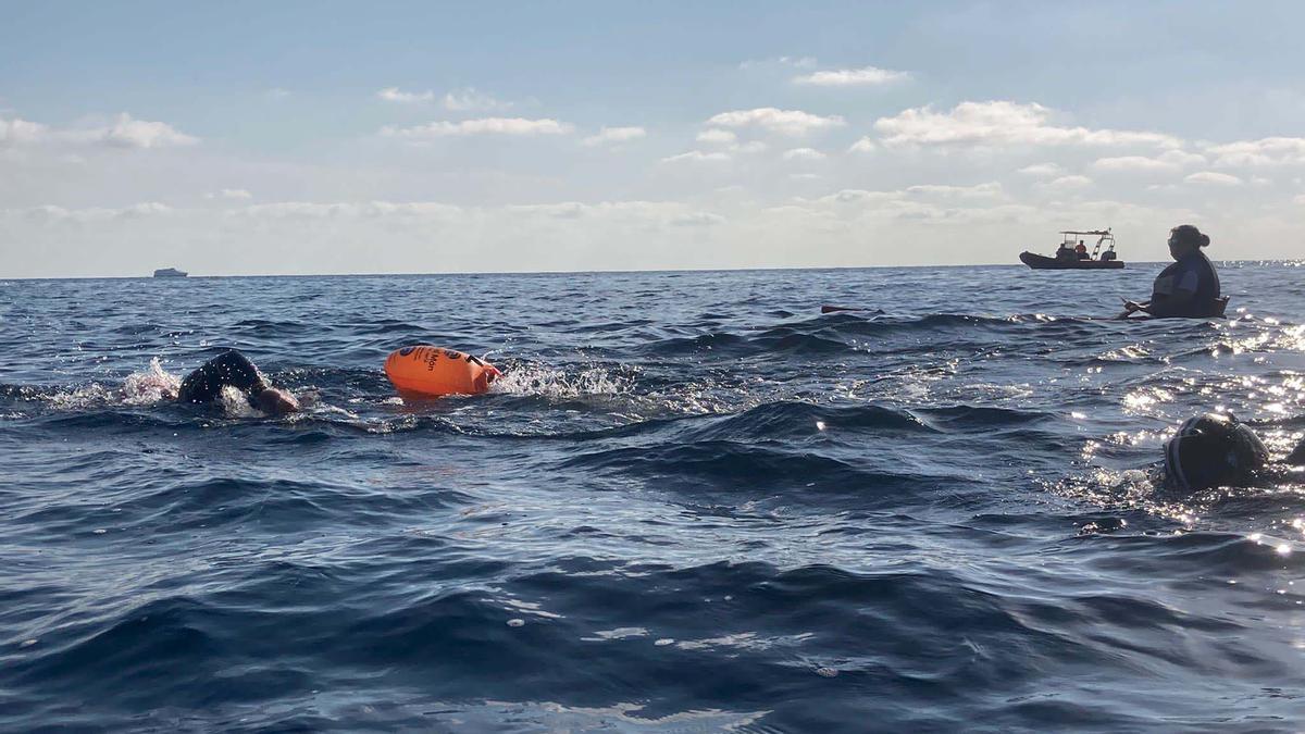 El paratriatleta Javier Vergara cumple con éxito su reto de 5km de natación por una causa benéfica