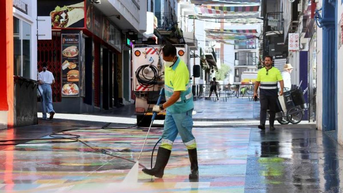 Limpieza de calles en Sant Antoni.