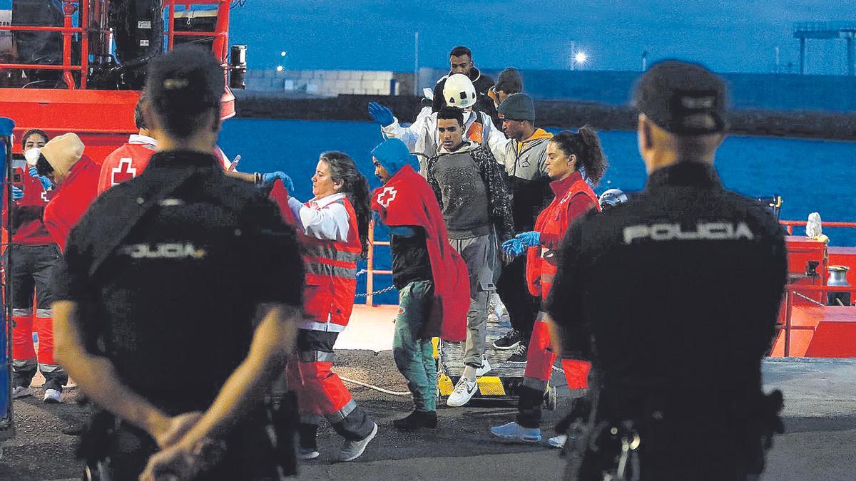Llegada de migrantes a Lanzarote a bordo de una embarcación de Salvamento Marítimo.