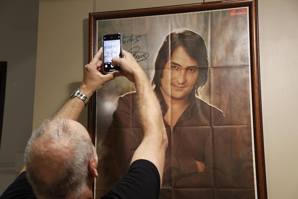 Un fan fotografía un poster de Nino Bravo en la exposición que se organizó hace unos meses en el Ateneo de València.