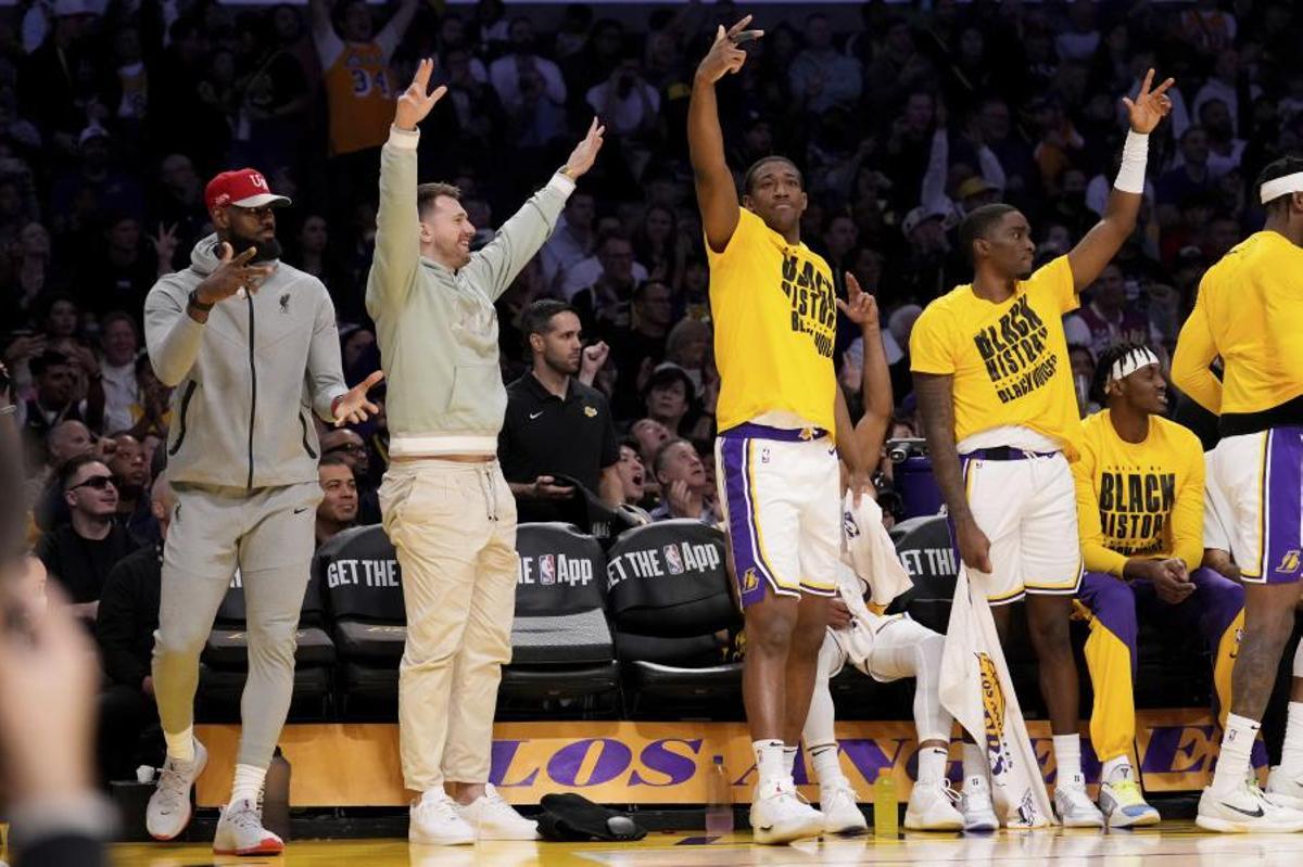 El gesto de LeBron en el debut de Doncic que da la vuelta al mundo