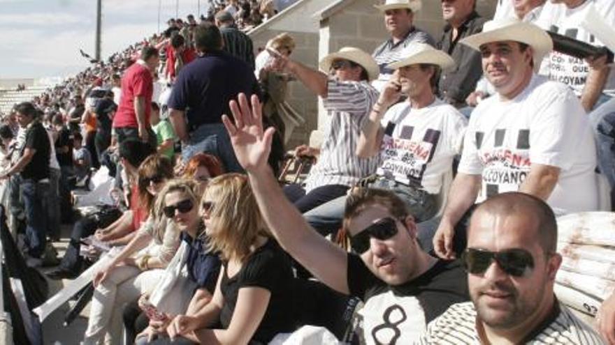 Un grupo de aficionados en las gradas del estadio Cartagonova