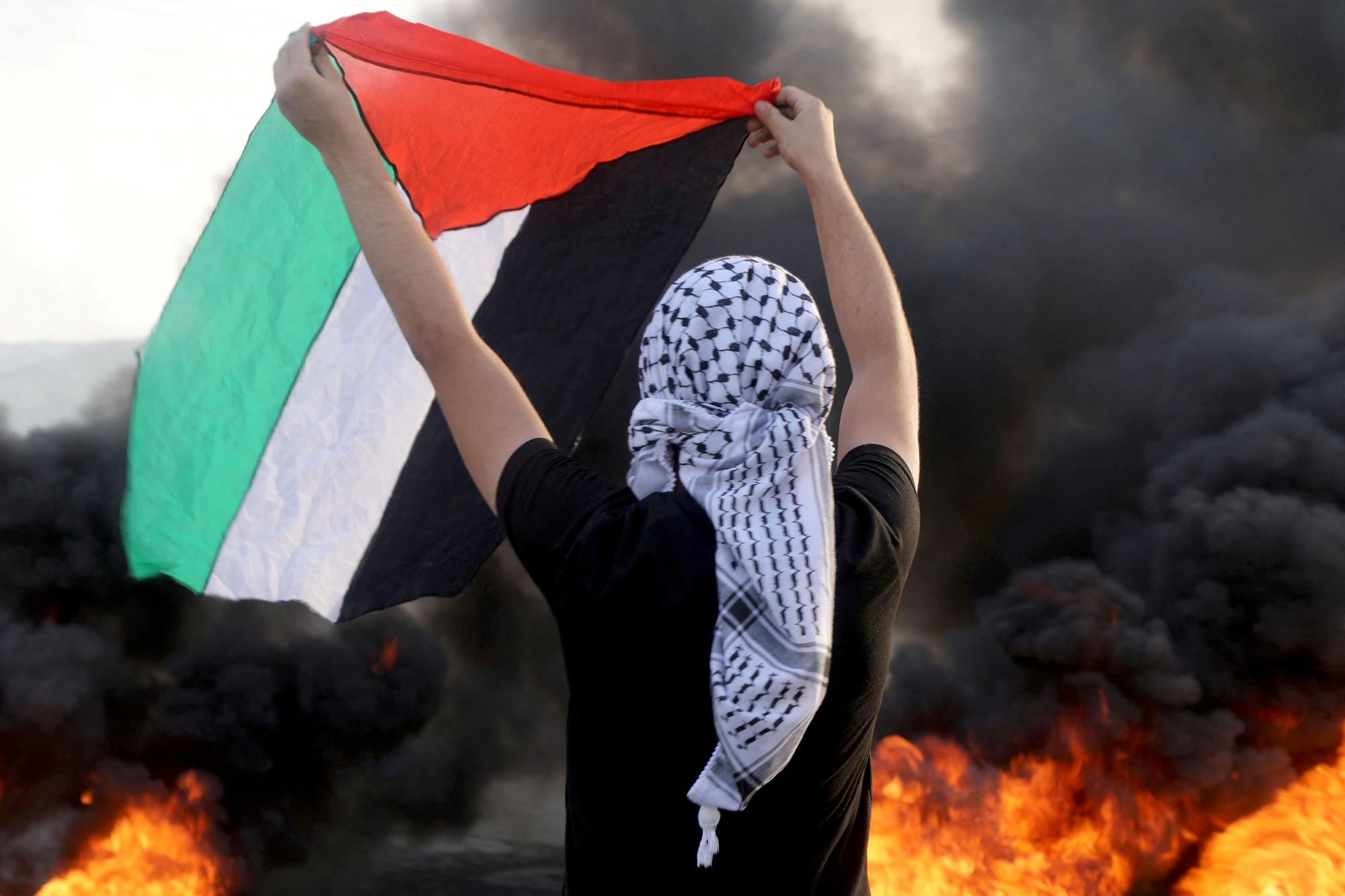 Un palestino protesta contra la ocupación israelí