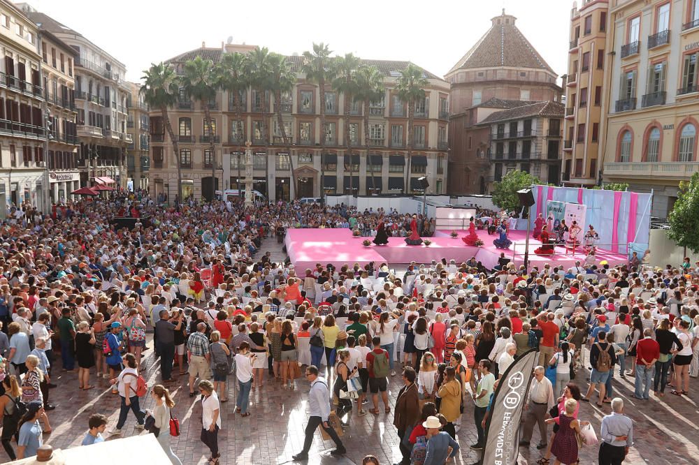 La Pasarela de Moda de la Semana del Mayor ha tenido como protagonistas a 132 modelos de entre 55 y 80 años, que han desfilado en la plaza de La Constitución.