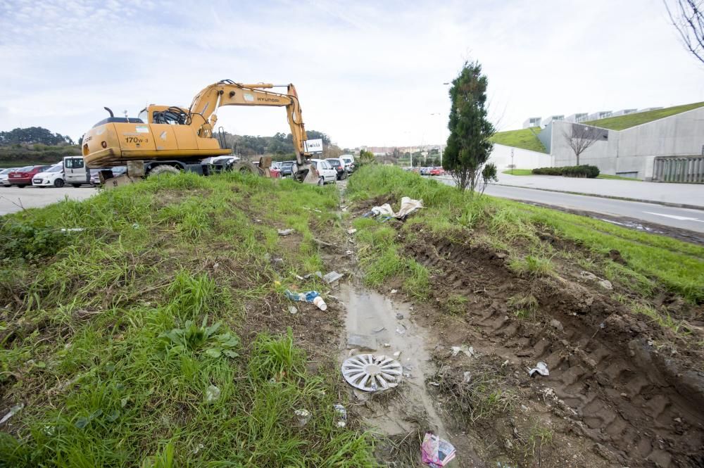 Vertidos de basura frente al Ágora