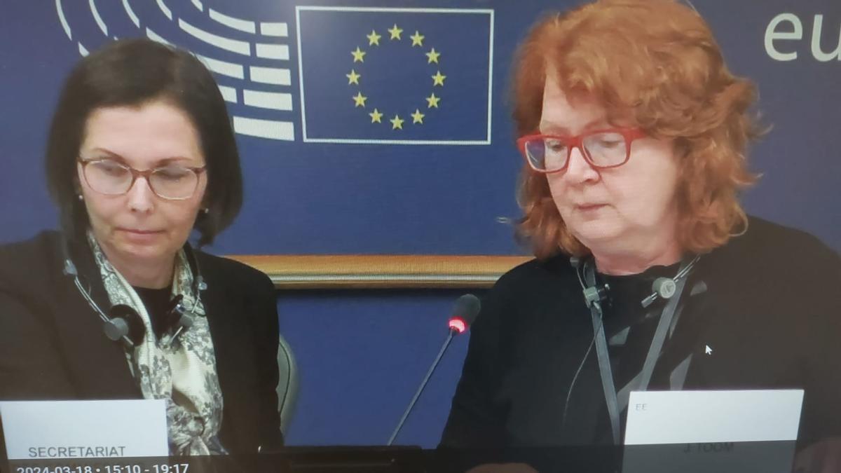 La vicepresidenta de la Comisión de Peticiones de la Comisión Europea, Jana Toom (derecha).