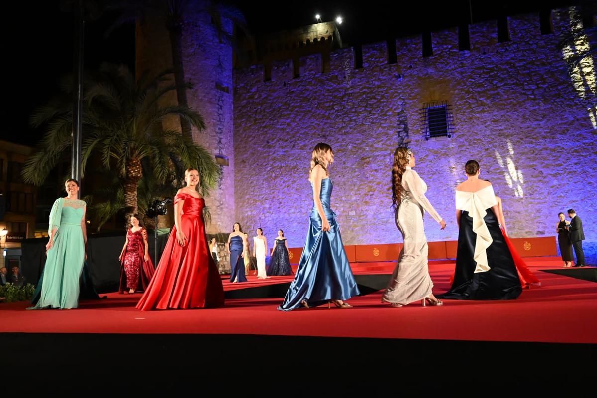 Las candidatas a Reina de las Fiestas de Elche brillan en una gala renovada en Traspalacio Las candidatas a Reina de las Fiestas de Elche brillan en una gala renovada en Traspalacio