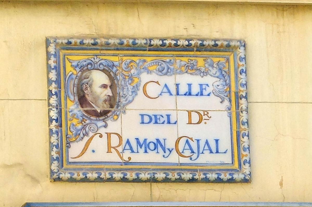 Placa que recuerda al nombre antiguo de Ramón y Cajal de la calle Sant Jordi