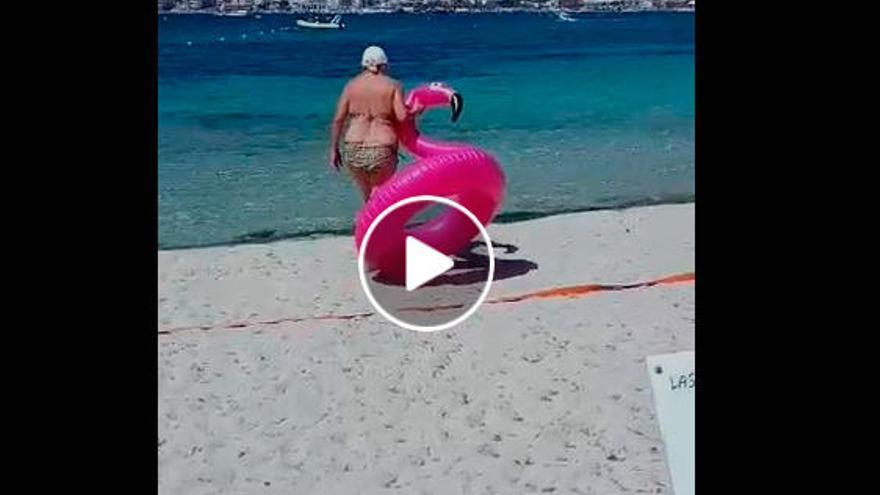 Un vídeo de una turista y su flotador en Ibiza alcanza 20 millones de reproducciones
