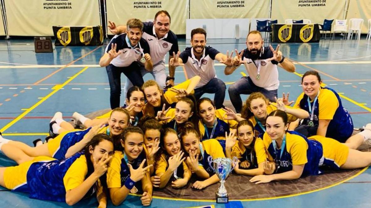 El Uni Córdoba celebra la tercera plaza conquistada en el Campeonato de Andalucía cadete de baloncesto.