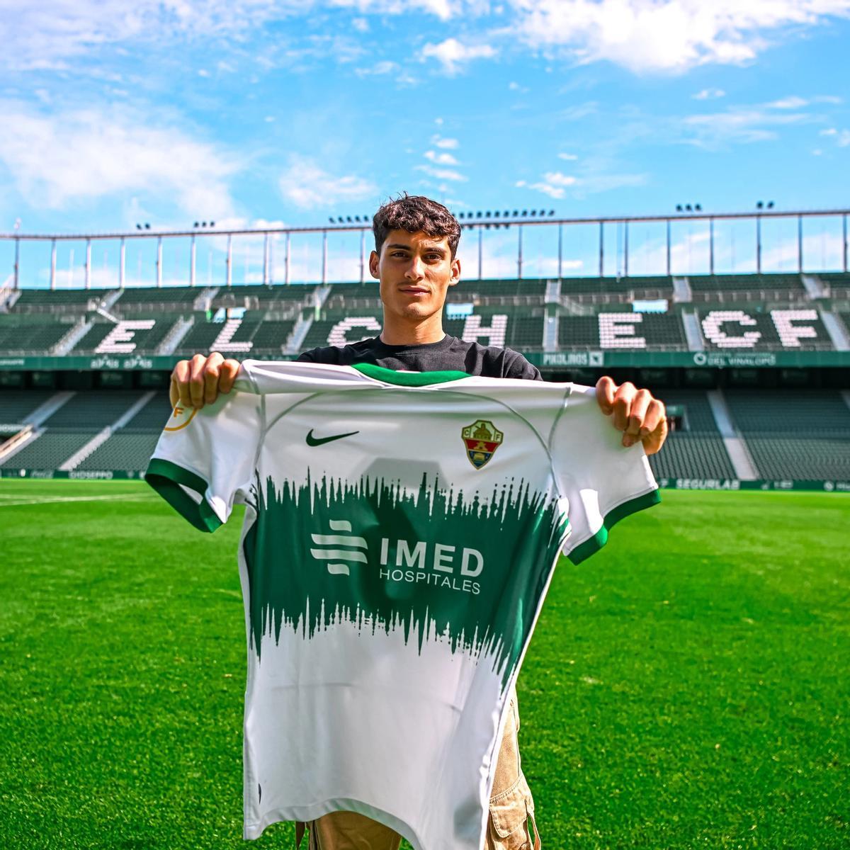 Pablo Felipe posa con una camiseta del Elche.