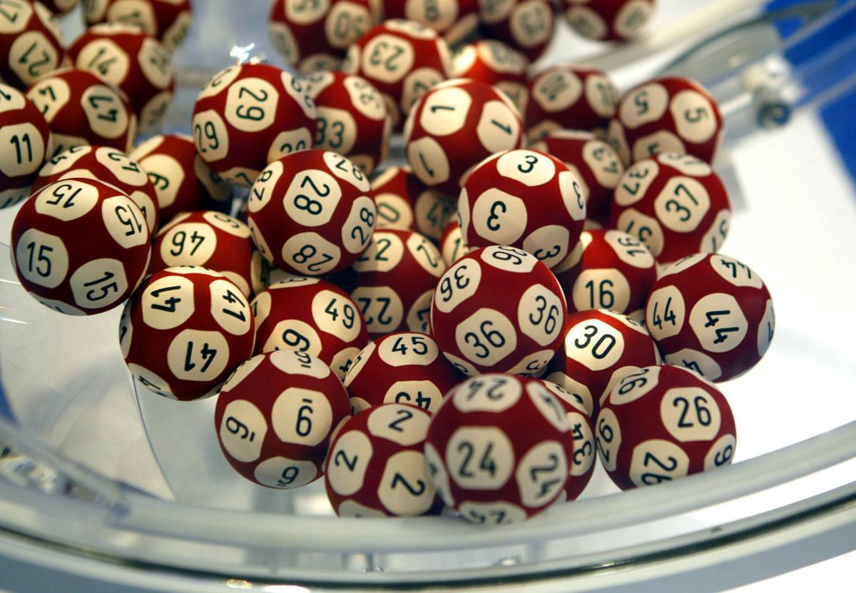 Balls are mixed during a rehearsal for the new Euro-million loto draw at Boulogne-Billancourt near Paris February 13, 2004. The Euro-million loto will be played simultaneously in England, Spain and France with a weekly French draw with a possible jackpot of over 30 million euros (35 million dollars).   REUTERS/Charles Platiau