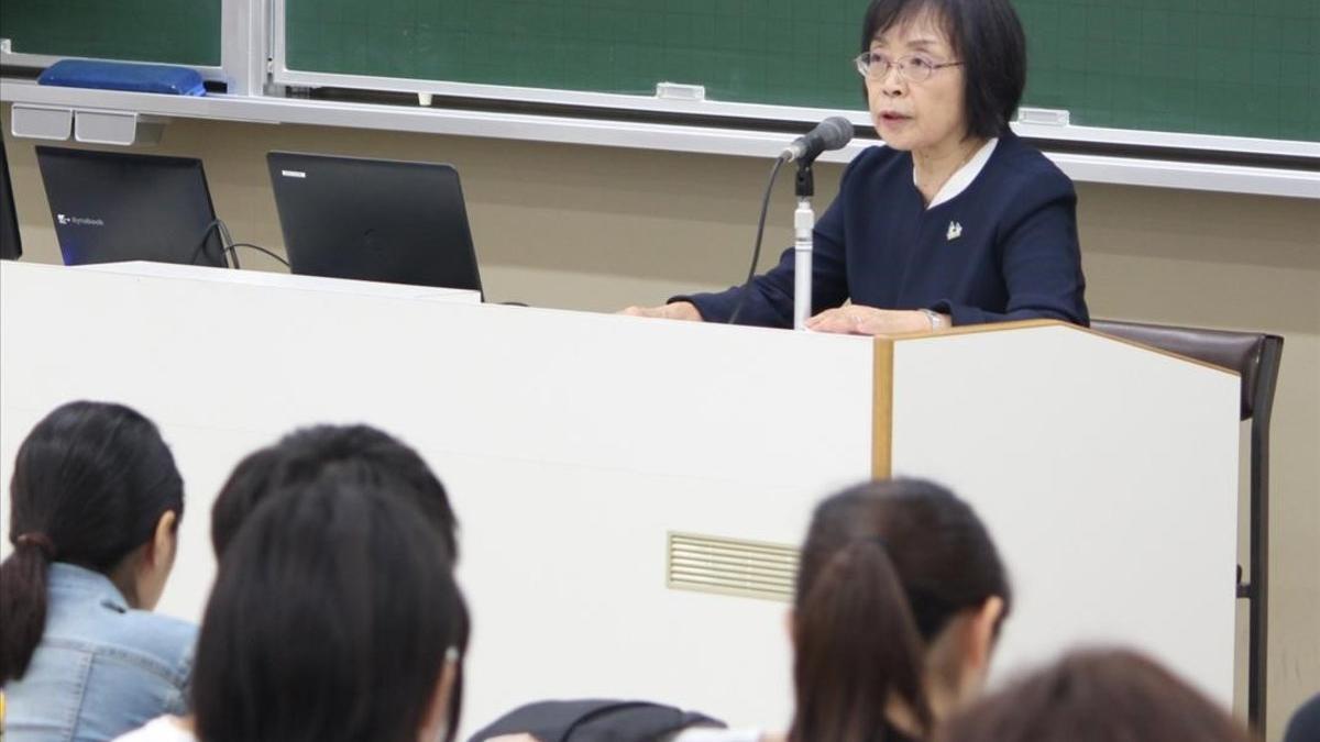 La señora Michiyo Nishigaki, madre de un joven japonés fallecido por exceso de trabajo, durante una charla sobre 'karoshi' en la Universidad Kwansei Gakuin.