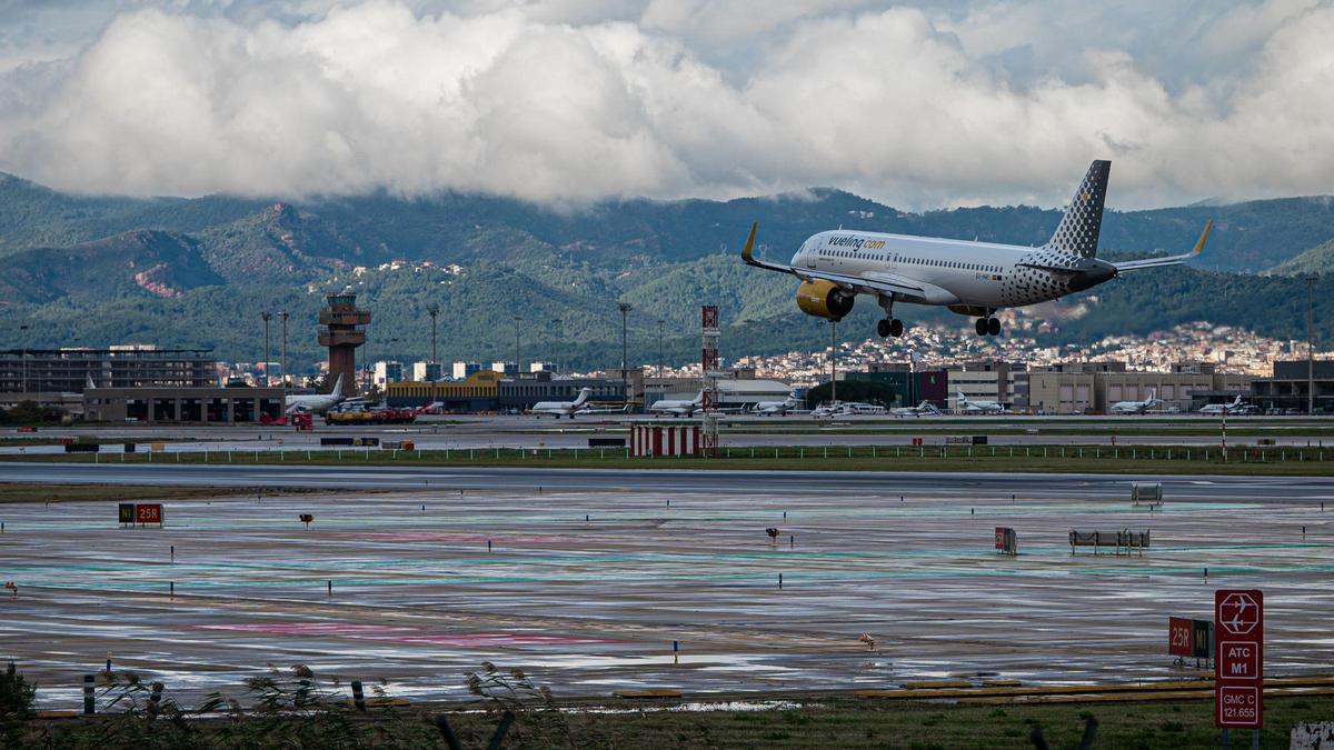 Un avión de Vueling aterriza en el aeropuerto del Prat de Barcelona con la pista cubierta de granizo, en noviembre de 2021.