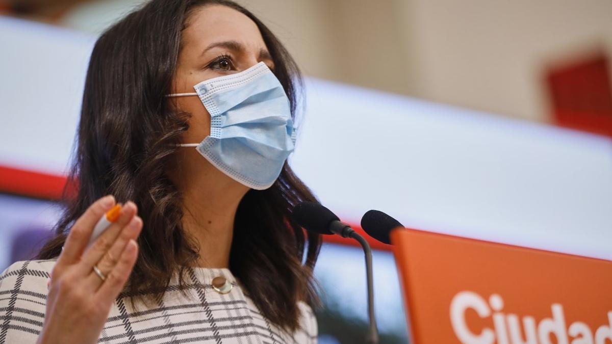 La presidenta de C's, Inés Arrimadas, en la rueda de prensa en la que ha pedido a Sánchez el estado de alarma