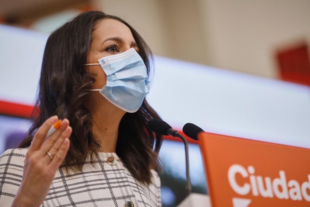 La presidenta de Ciudadanos, InÃ©s Arrimadas, interviene en una rueda de prensa en la sede del partido, en Madrid (EspaÃ±a), a 23 de octubre. En su intervenciÃ³n ha pedido al presidente del Gobierno, Pedro SÃ¡nchez, medidas âcontundentesâ, y ha seÃ±alado que âel estado de alarma es necesarioâ si hay que tomar medidas como el toque de queda o limitaciones perimetrales y de movimiento.