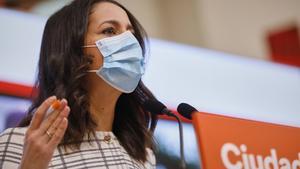 La presidenta de Ciudadanos, InÃ©s Arrimadas, interviene en una rueda de prensa en la sede del partido, en Madrid (EspaÃ±a), a 23 de octubre. En su intervenciÃ³n ha pedido al presidente del Gobierno, Pedro SÃ¡nchez, medidas âcontundentesâ, y ha seÃ±alado que âel estado de alarma es necesarioâ si hay que tomar medidas como el toque de queda o limitaciones perimetrales y de movimiento.