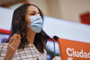 La presidenta de Ciudadanos, InÃ©s Arrimadas, interviene en una rueda de prensa en la sede del partido, en Madrid (EspaÃ±a), a 23 de octubre. En su intervenciÃ³n ha pedido al presidente del Gobierno, Pedro SÃ¡nchez, medidas âcontundentesâ, y ha seÃ±alado que âel estado de alarma es necesarioâ si hay que tomar medidas como el toque de queda o limitaciones perimetrales y de movimiento.