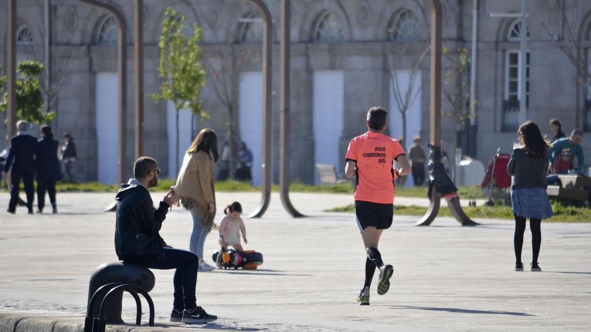 Ciudadanos al aire libre en el centro de A Coruña.