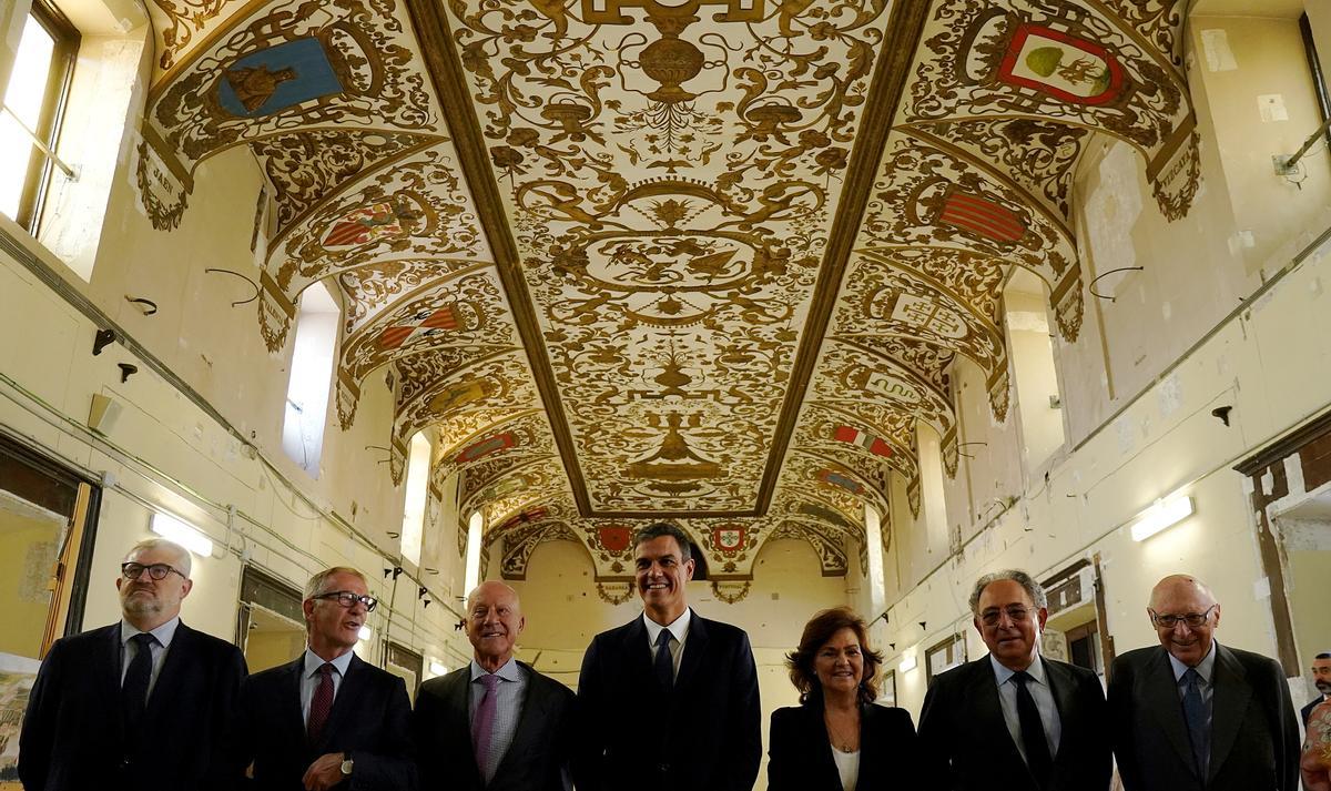 El presidente del Gobierno, Pedro Sánchez, visita con el arquitecto Norman Foster (a su dcha.) y otras autoridades el Salón de Reinos del Palacio del Buen Retiro, durante las obras de ampliación del Museo del Prado en 2019.