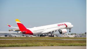 Avión de Iberia despegando de un aeropuerto.