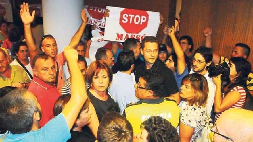 La alcaldesa y otros concejales del BNG, rodeados a la salida de la sesión plenaria por decenas de personas.