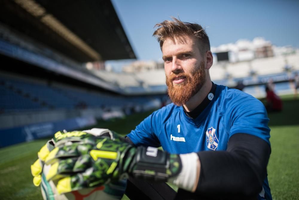 Adrián Ortolá, portero del CD Tenerife