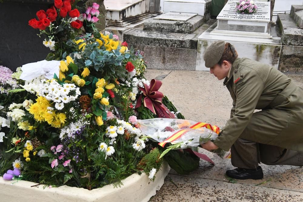 El acto ha consistido en la ofrenda de una corona de laurel y el responso del capellán castrense en memoria del personal militar enterrado en el Panteón Militar.